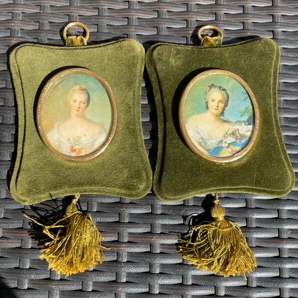 Vintage RARE Set of Velvet Cameo Plaques - Picture 2 of 10